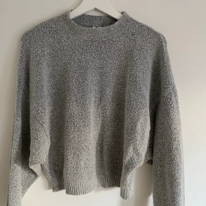 Skönaste Myströjan - Stickad tröja med breda ärmar! Riktigt mjuk och härlig 