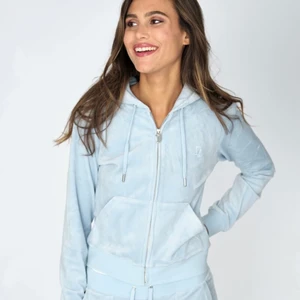 Juicy Couture set - Säljer mitt ljusblåa juicy set då jag bara använt de fåtalet gånger, de är en sommarfärg som är slutsåld överallt i storleken S. Pris kan diskuteras och kan skicka bilder. 