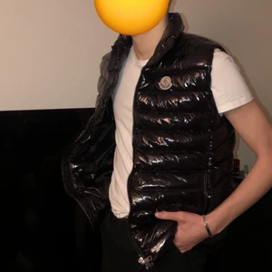 Moncler väst - Moncler väst i storlek m-L.  Använd få gånger, ser ut som ny.  säljer pga lite lite för stor för mig.  ⚠️inte äkta!   Men bra material. 