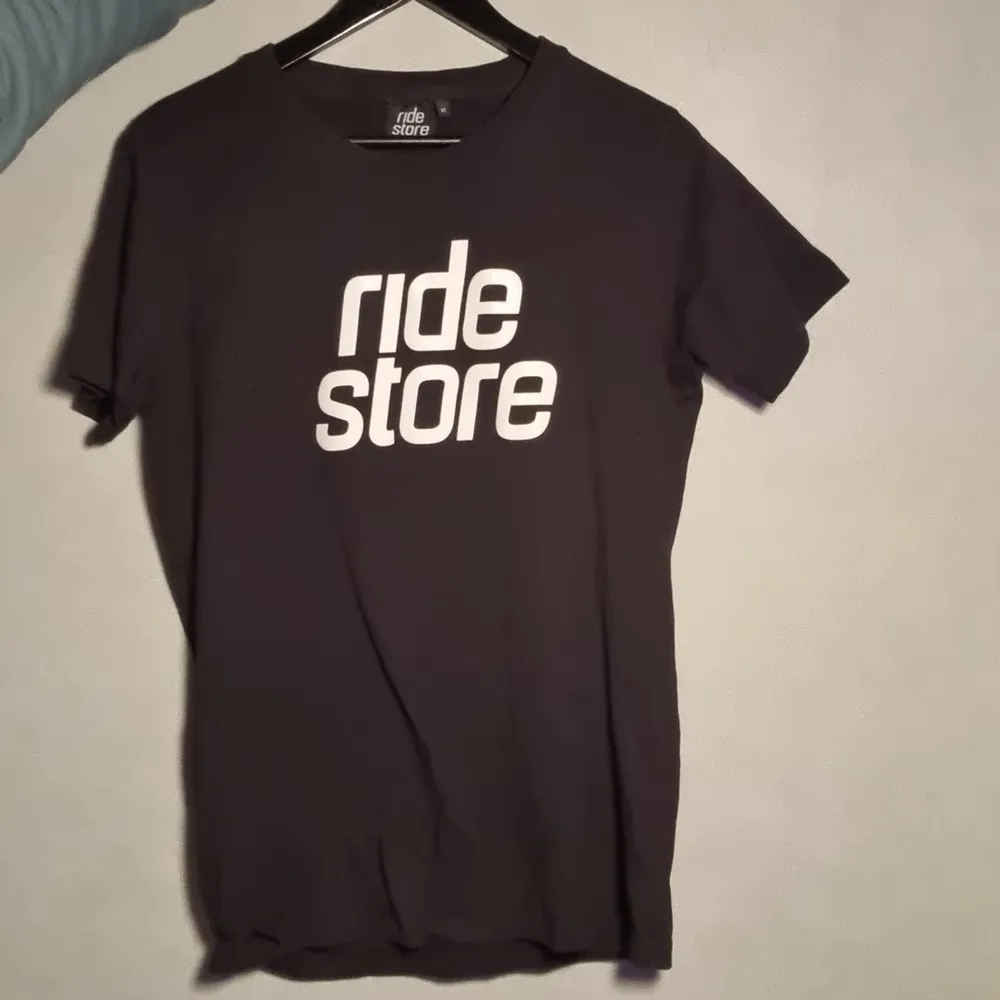 En svart lång T-shirt från ridestore i strl S. I bra skick🌻🤎. T-shirts.