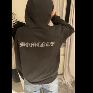 Hoodie med rhinestone - Jätte snygg sip hoodie