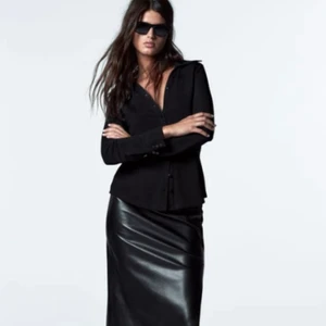 Figursydd blus från Zara🖤 - Figursydd lite tjockare blus från Zara som passar både till vardags och till festligare tillfällen! Säljer för att den är för liten, sitter mer som en XS än S. Köpt för 400kr säljer för 200kr 