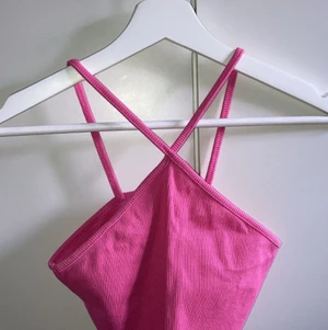 Rosa korsat linne - Ett fint korsat rosa linne ifrån Zara! Köpt i sommras men använd endast ett fåtal gånger, så som ny. Frakt ingår inte i priset!💞