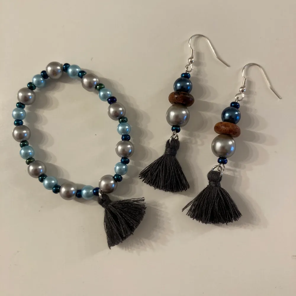 Hand made bohemian earrings and bracelets set, this unique and one of of a kind set is made with metallic blue pearls and looks beautiful in the sunlight. . Accessoarer.