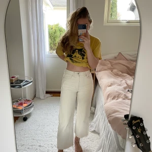 Kräm vita jeans från Weekday  - Kräm vita jeans från weekday i storlek 25