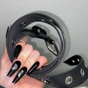 Svart skärp med hål  - Ett svart skärp i fint skick. Storlek S. 80kr inklusive frakt 🖤