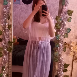 Blus - Vet inte va man ska kalla de egentligen men men, väldigt tunt skönt material. Fattade inte vad 1xl betydde bär jag beställde den så den är förstor, har aldrig andvänt den.