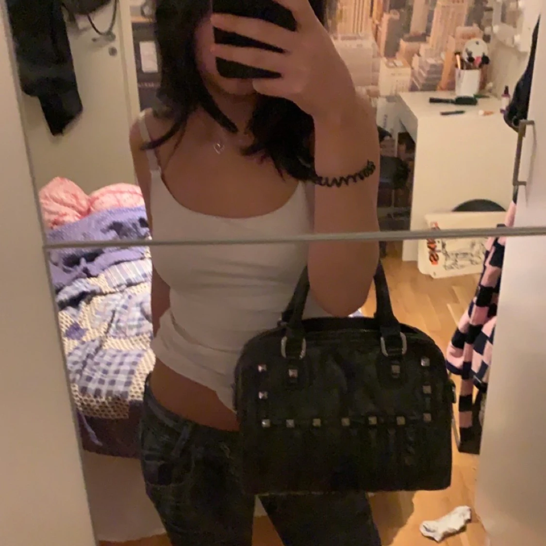 Svart väska med nitar  - 91