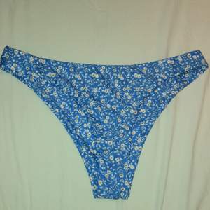 Blå blommig bikiniunderdel från Shein i storlek L men är som en M. Aldrig använd pga fel storlek 