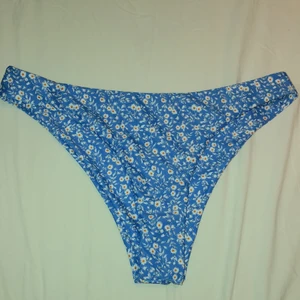 Bikiniunderdel  - Blå blommig bikiniunderdel från Shein i storlek L men är som en M. Aldrig använd pga fel storlek 