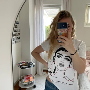 Vit t-Shirt med tryck från Zara  - Vit t-shirt från Zara storlek S