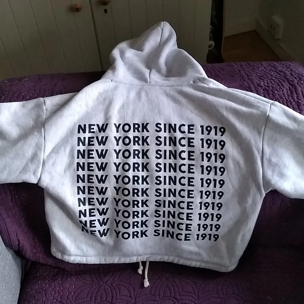 STL small köpt på urban outfitters för ca 2 år sedan. Finns inte att köpa längre. Kort modell.. Hoodies.