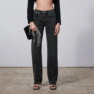 Mid rise zara jeans - Säljer mina zara mid rise som är svarta i storlek 38 men de sitter mer som 36