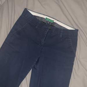 Tommy Hilfiger chinos. Står som Tommy Hilfiger golfbyxor men snygga att ha i vardagen. Oklart vilken storlek den är men ungefär xs/s