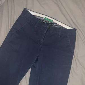 Tommy Hilfiger  - Tommy Hilfiger chinos. Står som Tommy Hilfiger golfbyxor men snygga att ha i vardagen. Oklart vilken storlek den är men ungefär xs/s