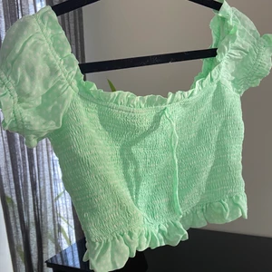 Croptop ZARA M grön magtröja  - Jättesöt Croptop från ZARA i ljusgrön färg strl M, passar dig som är S-M i strl använd 3 ggr så fint skick! sydd med smock och är stretchig i plagget. Jättefin till sommaren då man ser brun ut i färgen! Färgen är mest rättvis på bild 1 & 2.   https://www.tradera.com/item/525682203