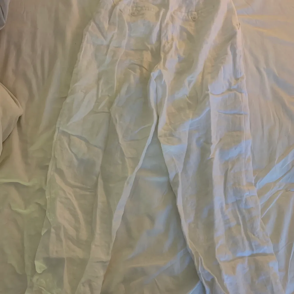 Vita linne byxor från NA-KD i storlek 36! Nästan aldrig använda säljer pga att de blivit för stora… . Jeans & Byxor.