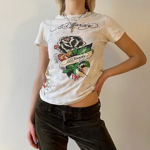 Ed Hardy t-shirt - Vit t-shirt från Ed Hardy med coola tryck och rhinestones! Sitter som S/M