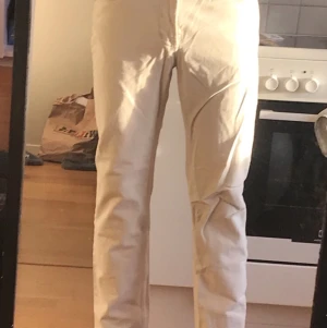 Carrera 700 regular straight leg  - Ett par ljusa/vita jeans i straightleg model. Skön passform och trots att de är ”straight leg” så känns de väldigt rymliga. Passar den som har storlek L-XL vanligtvis eller M-Xl till den som söker en pösigare look. 