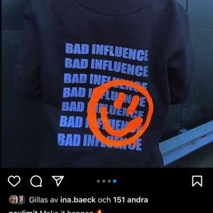 säljer min skit coola hoodie som är köpt på instagram för ungefär 1 år sedan, har använts ca 7 gånger. inga tecken på att den är använd. den reflekterar när man lyser oxå!!