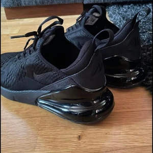 Nike Air Max 270  - Helt nya skor. Köpte fel storlek men jag råkade slänga kartongen innan jag insåg att det var fel storlek. Så helt oanvända och nya. Kostar 1695 som nypris 