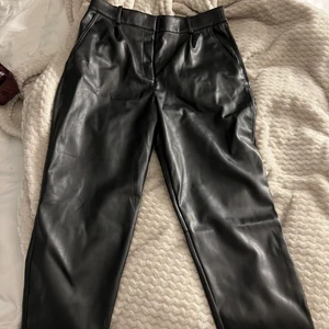 Skinnbyxor storlek 44 - Fake skinnbyxor från H&M, enbart testade. Storlek 44