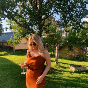 Klänning - Suuuperfin klänning från gina som tyvärr inte kommit till användning särskilt mycket. Det är storlek 40 men skulle nog säga att den passar en 38 bäst! Bud från 200kr eller köp direkt för 350kr