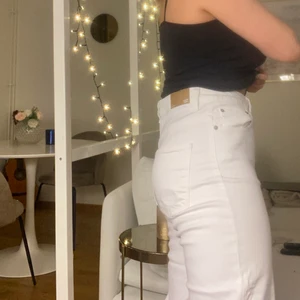 Vita vida jeans - Köpta på Lager 157 för ett halvår sen ungefär men typ aldrig använt dem. Köparen står för frakt♥️