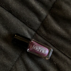 Nagellack  - Lila glittrigt nagellack, helt ny och oanvänd!