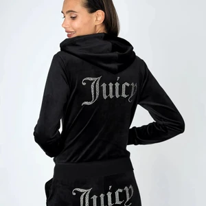 Juicy couture - Säljer hela sättet, jätte bra kvalite och alla diamanter sitter, man kan även köpa underdel för sig eller överdel, pris kan diskuteras❤️