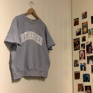 Ljusblå T-shirt. strl M - Säljer jätte fin grå/blå T-shirt, neutral i färgen och sticker inte ut & är ”Oversized”. Plagget har ett ”hoodie material” alltså ett tjockare tyg. Trycket är vitt där det står ”Recharged”. OBS! klädesplagget är användt 2 gånger men dom gångerna har jag blekt mitt hår därför är det bleknings stains på få ställen. Extremt lite därför man inte lägger märke till det, kp för mer info<3. Frakt tillkommer.