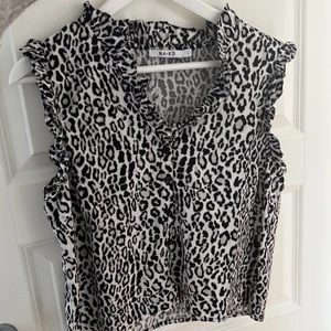 NA-KD blus - Strl L men passar mig som bär S, skulle vilja säga att den sitter som en M. Knappar där fram som går att knäppa upp. Volanger runt armarna samt runt halsen. Aldrig använd! 💕