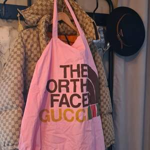 Gucci Northface Jacka strl L med dustbag. Som ny och väldigt lite använd. Ej kvitto fler bilder finns.
