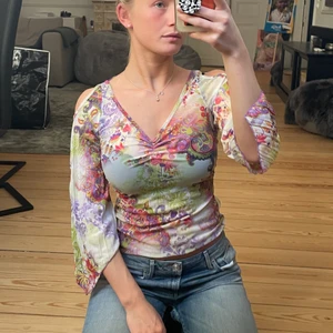 Bohemisk topp - Mesh topp med utsvängda armar och coolt mönster. Knytning i ryggen. Strl S. 