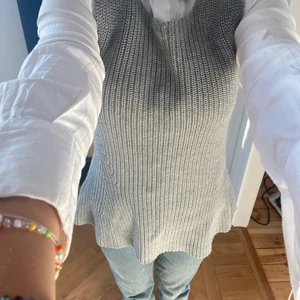 Grå stickad väst med volang  - Superfin väst med en en volang, jag har aldrig använt den för den passade inte min stil, original pris 2900 kr säljer för 400 kr, supersnyggt att ha en vit skjorta eller t-shorts under, eller bara som den är så blir det som ett linne, köpt på prêt-a-porter men märket är Paul and joe, det går även bra att frakta men köparen står för frakten❤️☺️