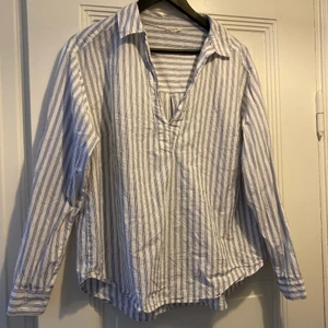 Skjorta - Oversized skjorta från H&M. I bra skick men behöver strykas 😌 Har klippt bort lappen, men borde vara storlek M. #skjorta #shirt 