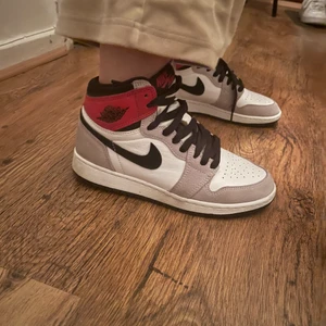 Jordans smoke grey - Storlek 36💞 Köpta från restocks för 2500 kr, för små o använda fåtal gånger