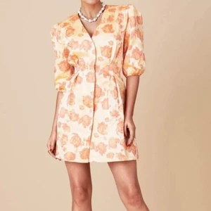 Adoore retro dress peach  - Jättefin klänning från märket adoore i storlek XS. Aldrig använd, etikett sitter kvar. Säljer på grund av att den var för liten och hann inte skicka tillbaka. Bilder lånade från adoores hemsida, skriv om du vill att jag skickat bilder på klänningen till dig. Nypris 1595