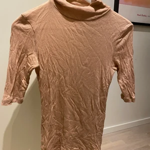 Stickad polotröja  - Stickad halvpolo från Filippa K med halvlånga ärmar. Älskar den men kommer inte till användning.