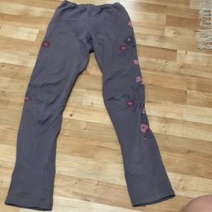 Blommiga byxor  - Mycket använda men mycket var kick. Dom är mjuka inuti som ull🌸