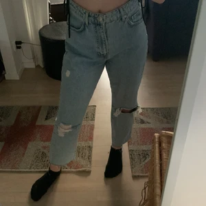 Blåa Jeans Med Hål - Kolla dessa snygga jeans! Tyvärr är dom förstora för mig och jag har bara användt dom typ 3 gånger, dom är köpt från gina tricot. Dom är storlek 38💛 