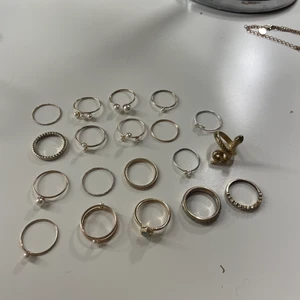 Ringar - Guld och silver ringar (inte äkta) 1 för 10kr, 2 för 15, 3 för 20🤍 övriga antal så kommer vi överens om pris! Vissa ringar är justerbara, de överiga är mellan S-L i storlek. Ormringen säljs separat för 30kr! Frakten ingår i priset🤍 