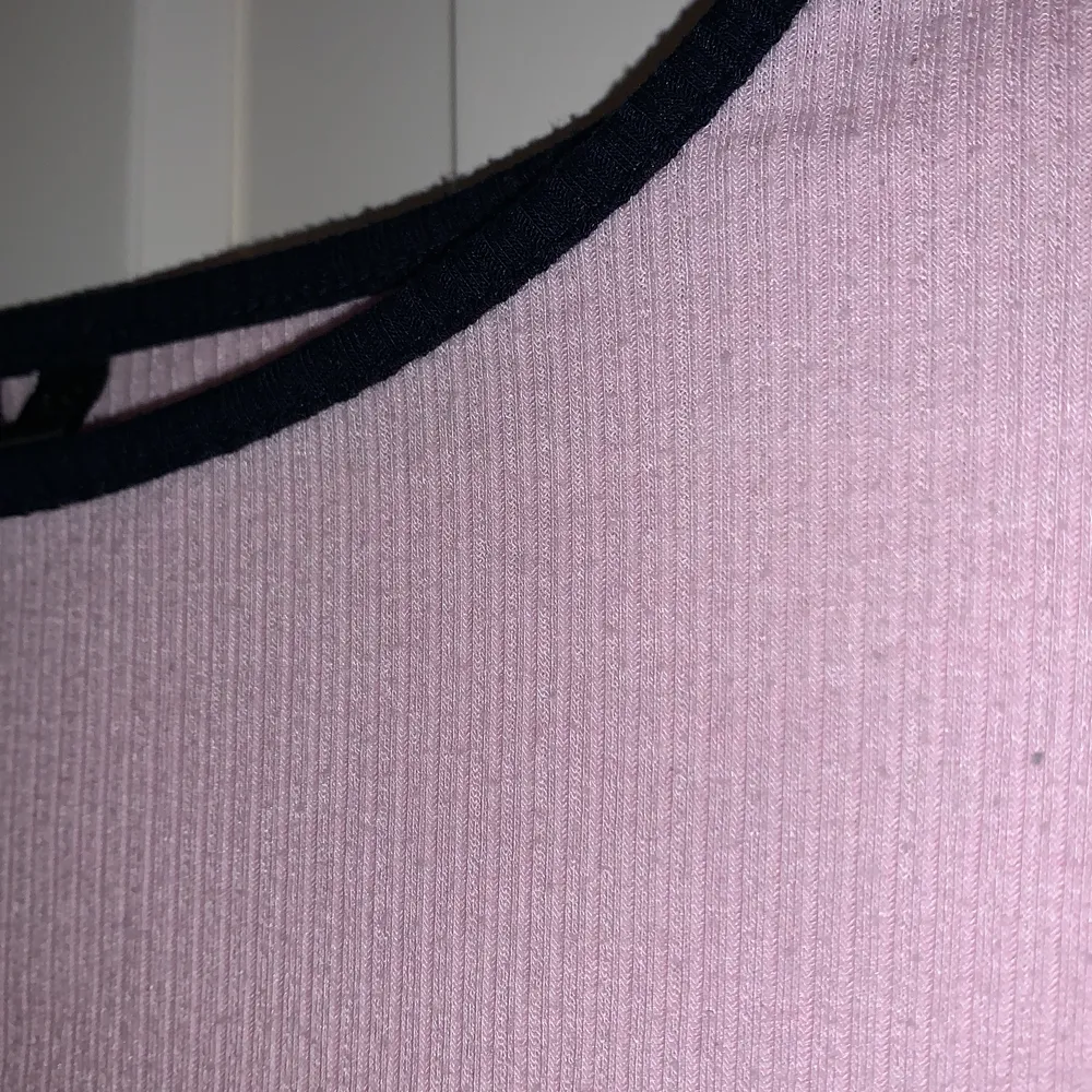 Ljusrosa T-shirt i superskönt jättemjukt material, köpt på Dea Axelssons. Fina marinblå detaljer vi halsen och vid ärmarna. Tröjan är nästan helt oanvänd och har storlek xs men passar även mycket bra på s.                                                       Skick: Väldigt bra. T-shirts.