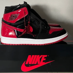 Nike Air Jordan 1 High Patent Bred - Tja, säljer ett par Nike Air Jordan 1 High Patent Bred i us 7, aldrig använda. Köpta från sns. Köparen står för frakt, tar emot bud från 2500 