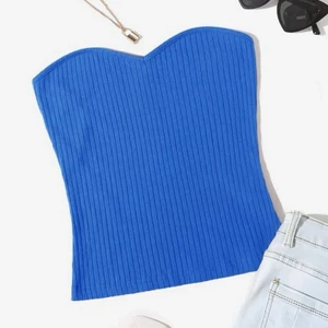 Bandeau topp - Superfina bandeau toppar från shein! Aldrig använda utan bara testade på 🥰 i storlek xs men passar även större storlekar då de är stretchiga i materialet. En för 40 plus frakt eller båda för 90 inkl. frakt. 