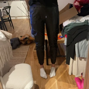 Läder/skin byxor - Faux skinn byxor i lösare modell