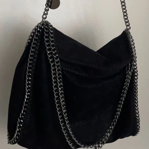 Stella McCartney likande väska - Jätte fin stella McCartney  likande väska som är köpt här på Plick för ca 1 månad sen. Super bra skick och endast använd 2 ggr. Säljer pågrund av att jag ej får användning av den längre. Det är den stora modellen och är därför vädligt rymlig💞💞om fler är intresserade blir det budgivning! 
