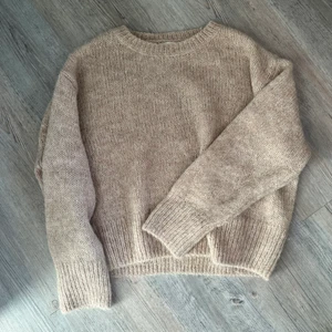 Stickad tröja  - Snygg stickad tröja i alpaca ull från H&m i strl M. Lite overzied men sitter super snyggt. Knappt använd! 