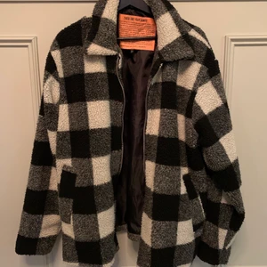 Lurvig jacka med rutor - Säljer denna rutiga jacka. Storlek XL, oversized på mig som vanligtvis har S. Det är en killjacka men det funkar för tjejer och killar. Väldigt varm