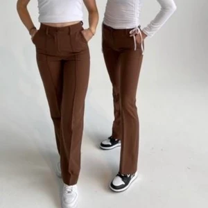 Bruna kostymbyxor  - Fina bruna kostymbyxor ifrån design by si🤎 typ aldrig använda, som nya 🤗kontakta vid intresse 